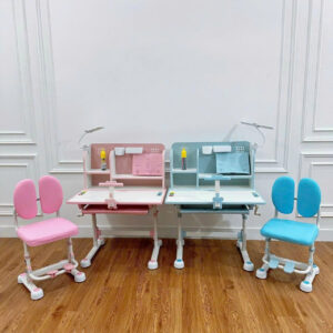 Bàn Học Sinh Thông Minh Có Tay Quay Điều Chỉnh Chiều Cao – Kèm Ghế Chống Gù, Kệ Sách & Đèn – 2 Màu Xanh Hồng